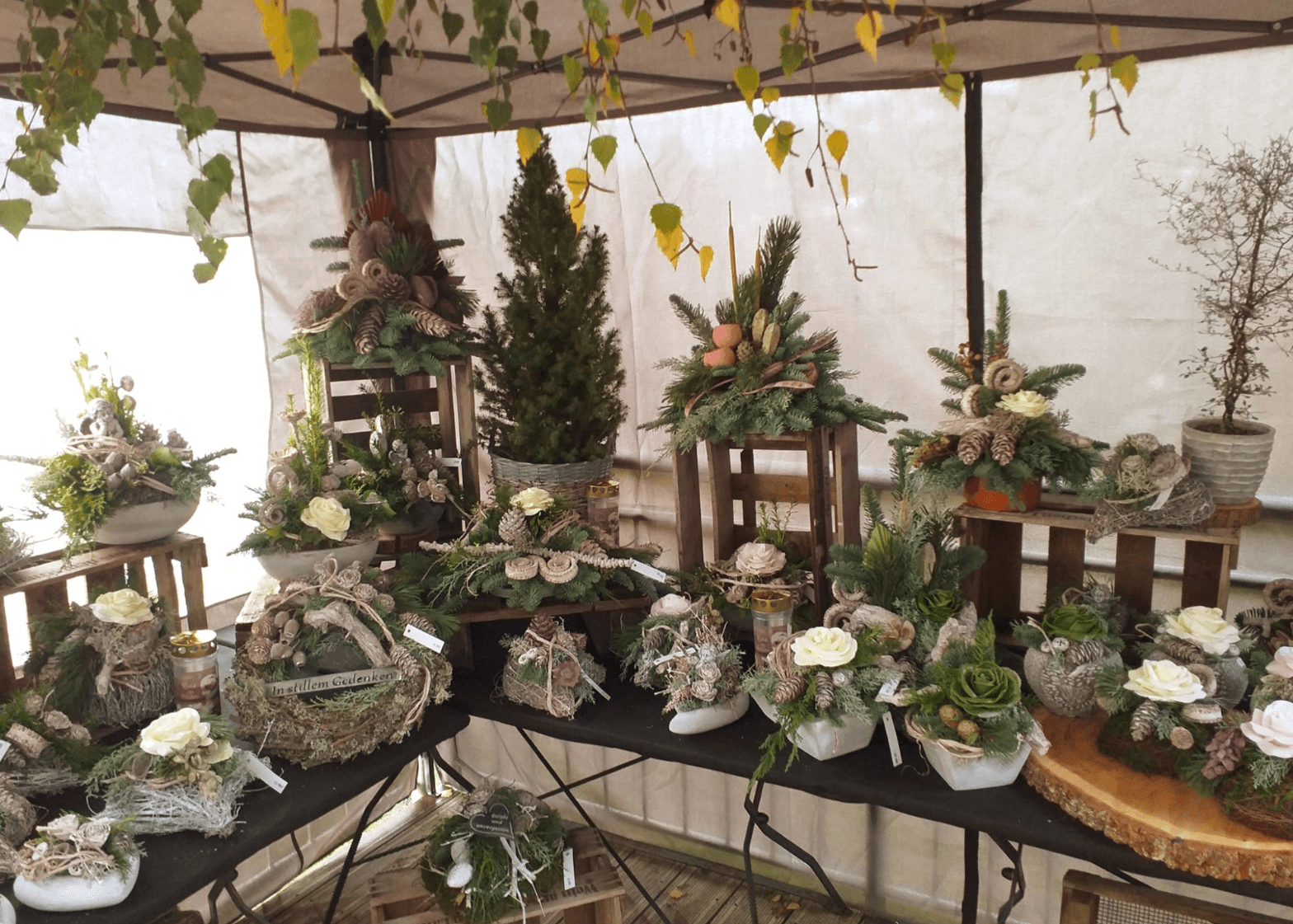 Floral arrangement by Blumen-Café-Franke